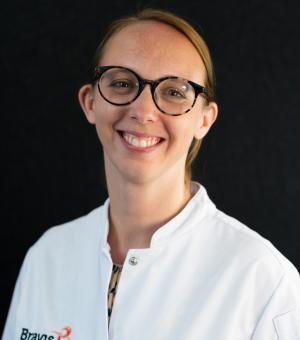 Eline van der Kooi, revalidatiearts Zwarte achtergrond.jpg