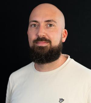 Niek van Hese, teamleider kinderrevalidatie zwarte achtergrond.jpg