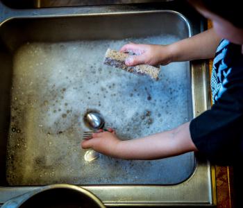 washing-dishes-1112077_1920.jpg